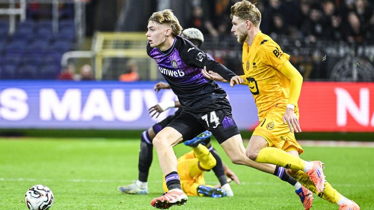 Nathan de Cat (li.) ist eines der Top-Talente im europäischen Fußball.