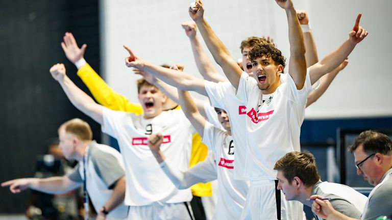 Die deutschen U17-Handballer feiern einen historischen WM-Titel.