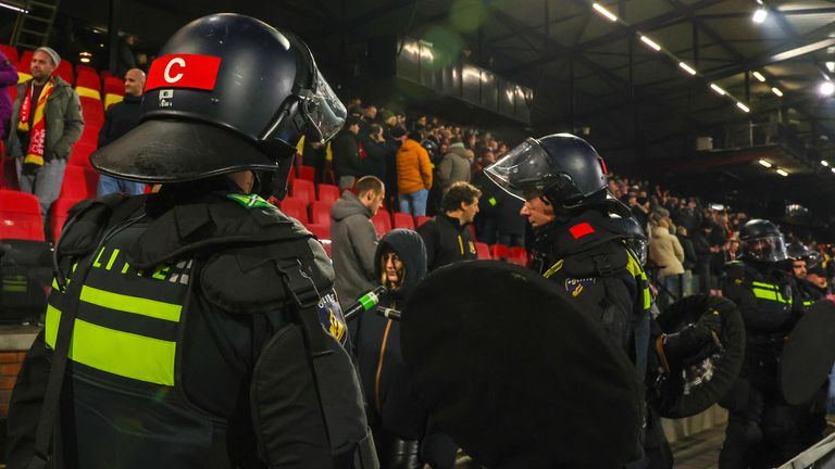 Die Fans des VfB waren von der Polizei zuvor lange eingekesselt worden. Auch im Stadion war die Polizei zahlreich vertreten.