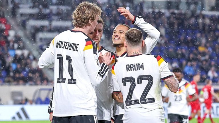 Nick Woltemade (l.) avanciert sich mit zwei Toren zum Matchwinner.