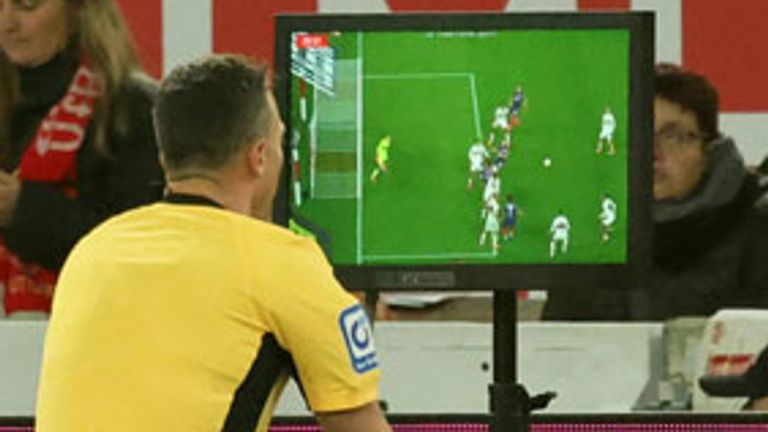 Bundesliga Schiedsrichter sind mit Abseitstechnologie noch nicht zufrieden.