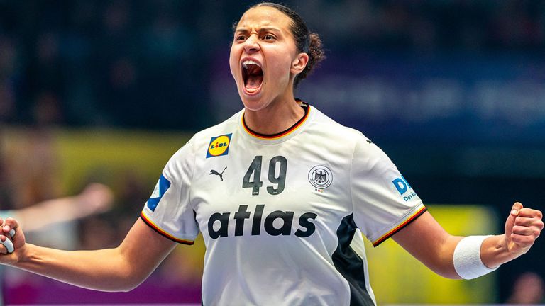 Die DHB-Frauen feiern einen erfolgreichen Auftaktsieg bei der Heim-WM.