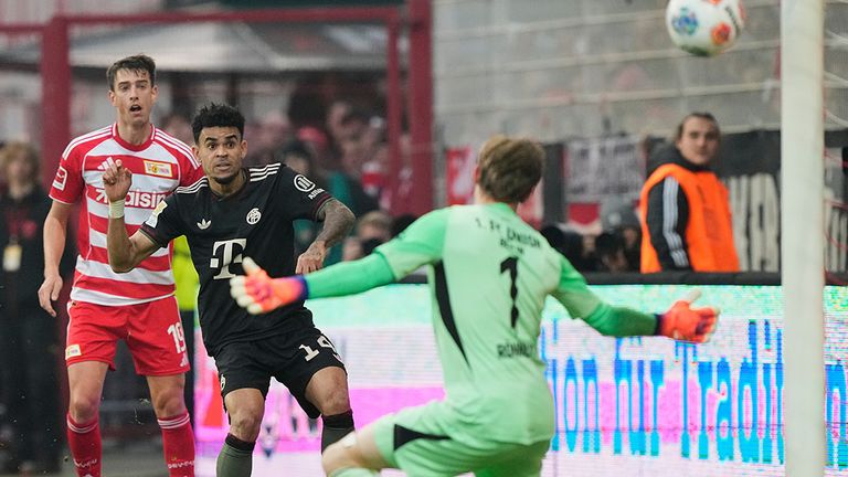 Bayern-Star Luis Diaz (M) erzielt gegen Union Berlin aus spitzestem Winkel ein Tor.