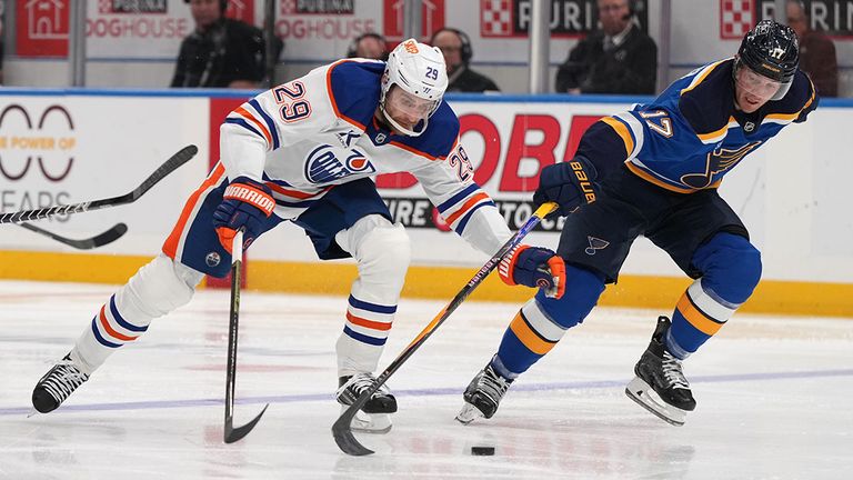 Oilers-Star Leon Draisaitl (l.) hat gegen Cam Fowler von den St. Louis Blues das Nachsehen.