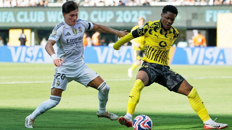 Julien Duranville (r.) hat beim BVB derzeit einen schweren Stand.