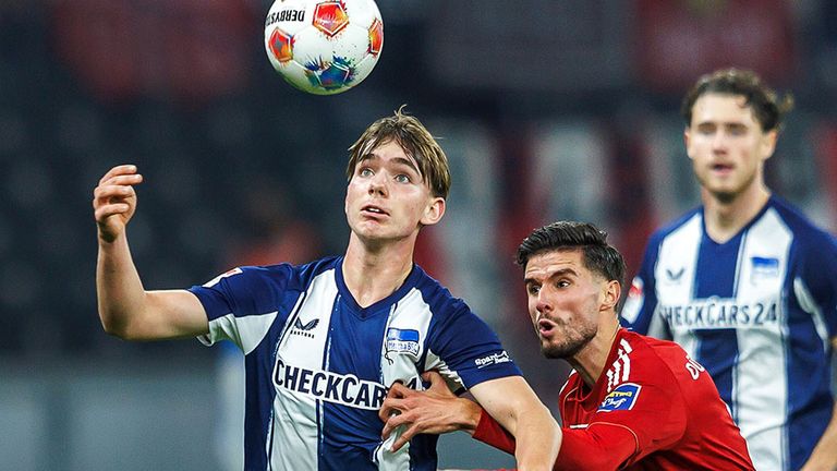Hertha-Juwel Kennet Eichhorn (l.) schirmt hier den Ball von Düsseldorf-Profi Anouar El Azzouzi ab.