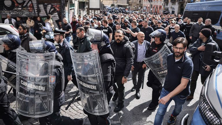 Die Polizei eskortiert Fans von Eintracht Frankfurt zum Stadion vor dem Spiel in Neapel