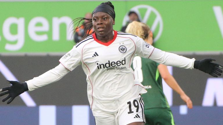 EIntracht Frankfurt Frauen gewinnen im BL-Spitzenspiel in Wolfsburg in Unterzahl.