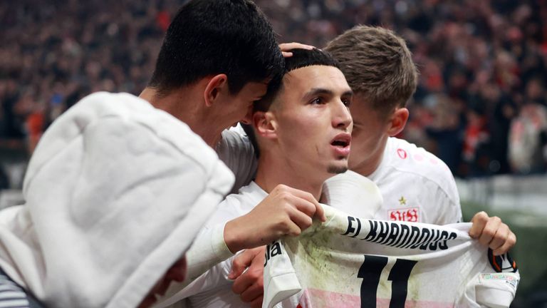 Bilal El Khannouss (M.) bringt den VfB mit seinem Treffer auf die Siegesstraße. 