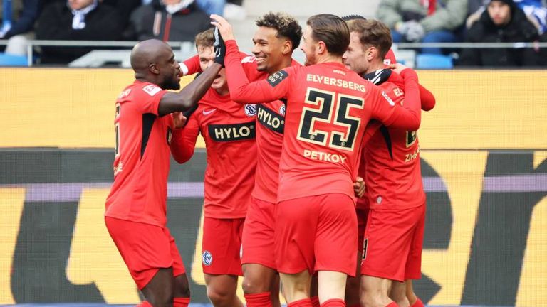 Elversberg darf sich in Karlsruhe spät über drei Punkte freuen. 