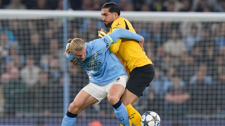Emre Can im Zweikampf mit Erling Haaland (l.).