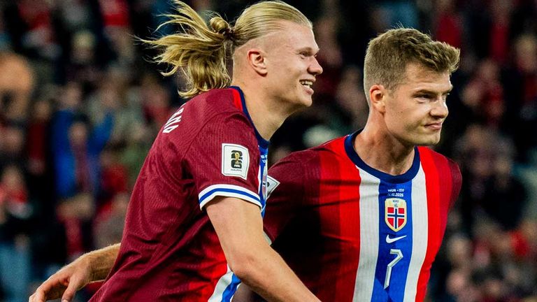 Erling Haaland  (l.) und Alexander Sörloth haben zusammen 66,67 Prozent der norwegischen Tore in der WM-Quali erzielt.