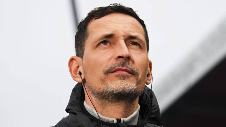 SGE-Trainer Dino Toppmöller droht, das CL-Duell mit Neapel zu verpassen. 