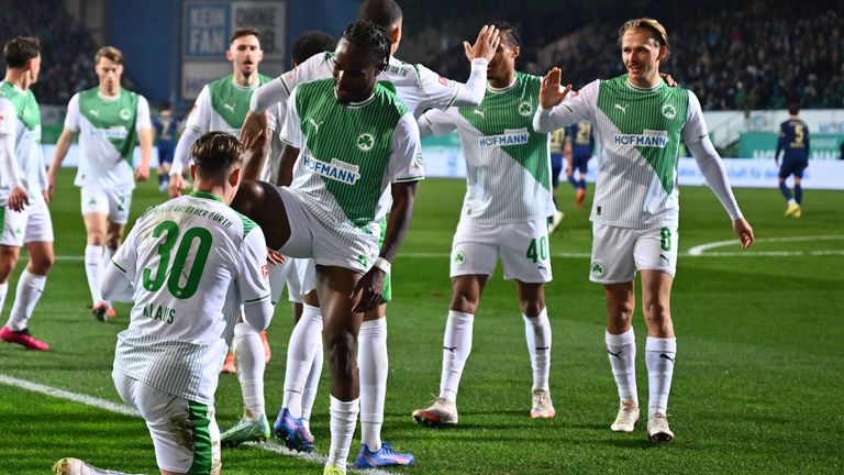 Die SpVgg Greuther Fürth jubelt gegen Münster spät. 