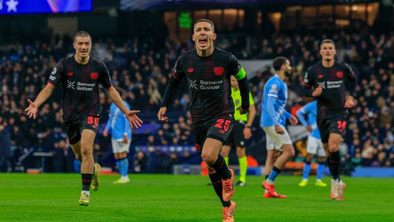 Alejandro Grimaldo (Mitte) feiert seinen Treffer gegen Manchester City. Bayer empfängt am 10.12. Newcastle United. 