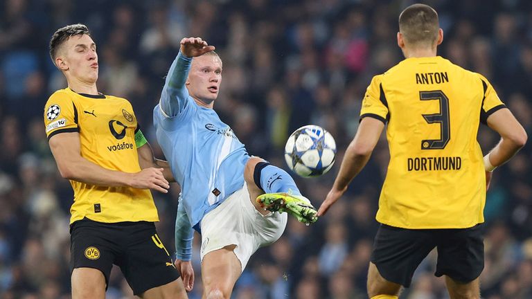 Erling Haaland (M.) im Zweikampf mit Dortmunds Nico Schlotterbeck.