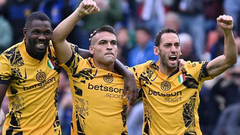 Hakan Calhanoglu, Lautaro Martinez und Marcus Thuram (v.r.) bejubeln ein Tor für Inter Mailand.