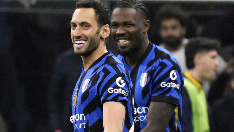 Hakan Calhanoglu (l.) und Marcus Thuram freuen sich über ein Tor von Inter Mailand.