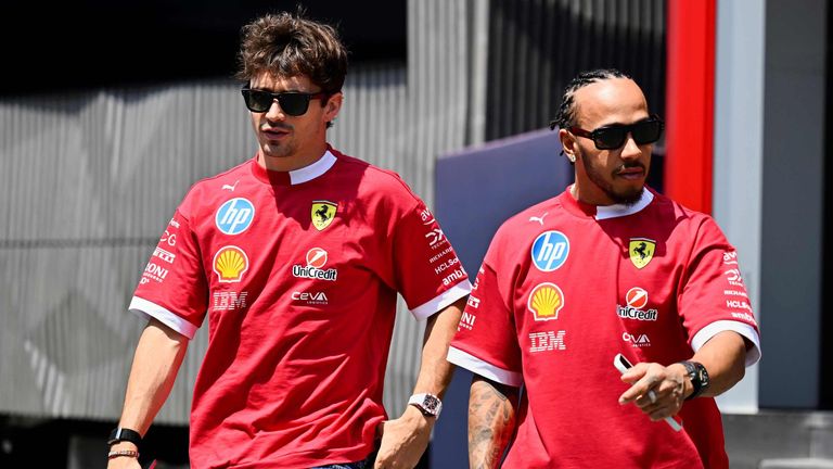 Chales Leclerc und Lewis Hamilton werden von Ferrari-Präsiden John Elkann eng in die Pflicht genommen.