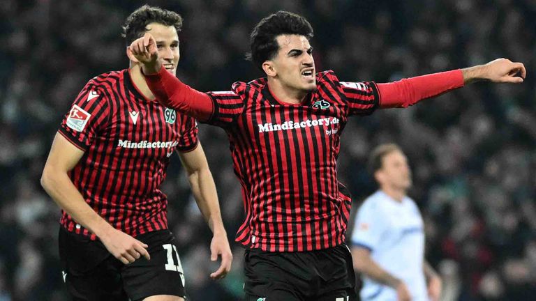 Hannover 96 jubelt über den Sieg gegen den Karlsruher SC.