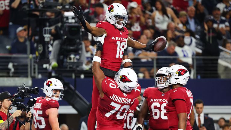 Wide Receiver Marvin Harrison Jr. (oben) wird nach seinem Touchdown für die Arizona Cardinals in die Luft gehoben.