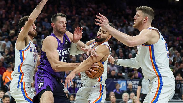 OKC-Center Isaiah Hartenstein (r.) verteidigt mit seinen Teamkollegen Kings-Forward Drew Eubanks (2. von l.).