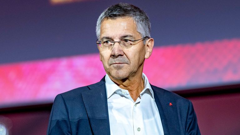 Bayern-Präsident Herbert Hainer hält eine Gehaltsdeckelung für Spieler für notwendig.