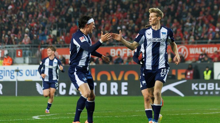 Schuller (Rechts) trifft zum 1:0 gegen Kaiserslautern und jubelt mit Reese (Links). Am 21.11. empfängt die Hertha Braunschweig. 