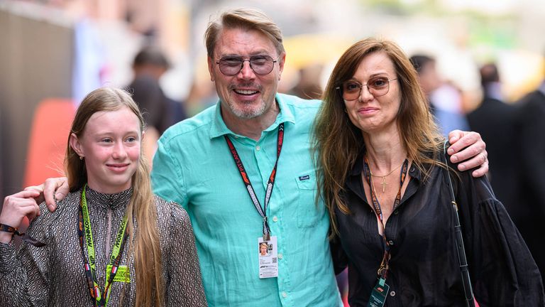 Ella Häkkinen (l.) mit ihrem Vater Mika (m.) und Mutter Marketa Remesova.