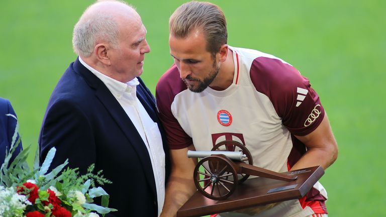 Uli Hoeneß (li.) ist von Harry Kane begeistert.