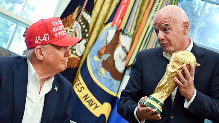 FIFA-Boss Gianni Infantino (r.) präsentiert US-Präsident Donald Trump den WM-Pokal.