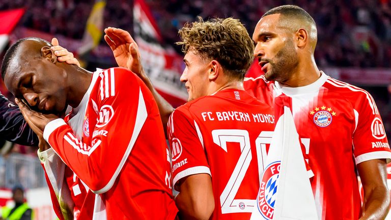 Nicolas Jackson (l.) feiert gegen Bayer Leverkusen seinen ersten Bundesliga-Treffer. 