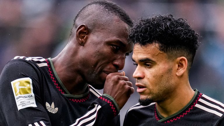 Bayern-Neuzugänge unter sich: Nicolas Jackson (l.) im Gespräch mit Luis Diaz.