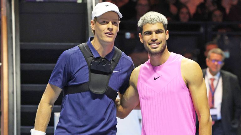 Jannik Sinner (l.) und Carlos Alcaraz spielen in Südkorea gegeneinander.