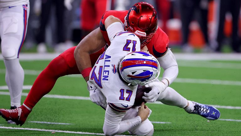 Star-Quarterback Josh Allen muss sich mit den Buffalo Bills gegen die Houston Texans geschlagen geben. Dabei kassiert er acht Sacks!
