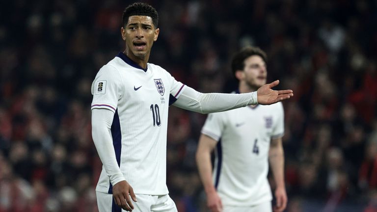 Jude Bellingham reagierte auf seine Auswechslung gegen Albanien sichtlich genervt.