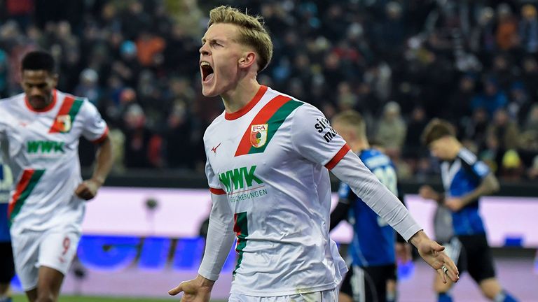 Anton Kade bejubelt sein goldenes Tor für den FC Augsburg.