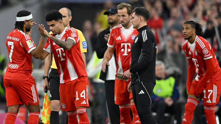 Die Bayern-Stars Luis Diaz (l.), Harry Kane (M.) und Michael saßen alle zu Beginn gegen Leverkusen auf der Bank. 