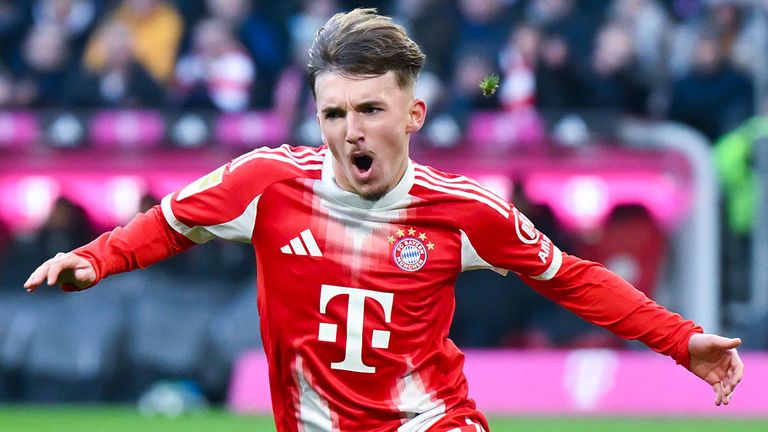 Bayern-Shootingstar Lennart Karl bejubelt sein Tor gegen den SC Freiburg.