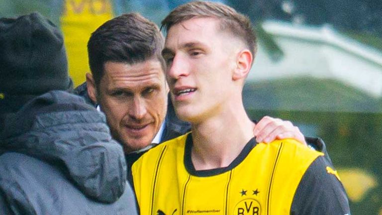Sebastian Kehl (l.)und Nico Schlotterbeck während eines Bundesligaspiels des BVB.