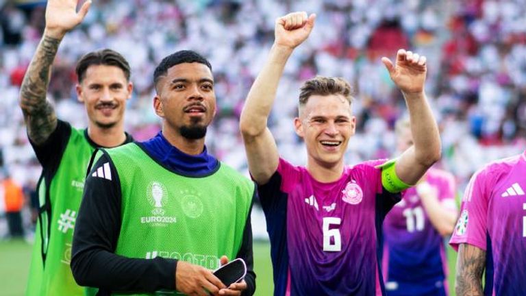 DFB-Kapitän Joshua Kimmich steht dem verletzten Benjamin Henrichs zur Seite. 