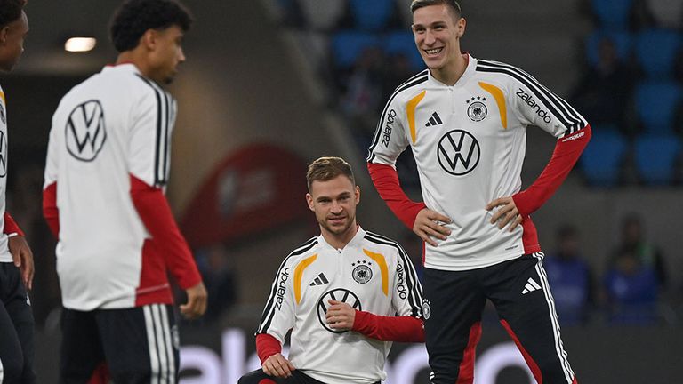 Joshua Kimmich (M) und Nico Schlotterbeck (r.) standen beim Aufwärmen in Luxemburg mit auf dem Platz.