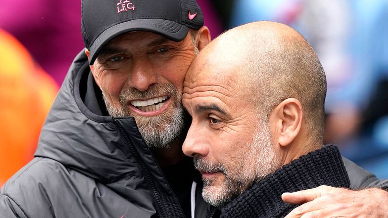 Der damalige Liverpool-Trainer Jurgen Klopp (l.) herzt City-Coach Pep Guardiola.