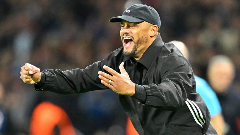 Bayern-Trainer Vincent Kompany läuft nach Abpfiff voller Freude aufs Spielfeld.