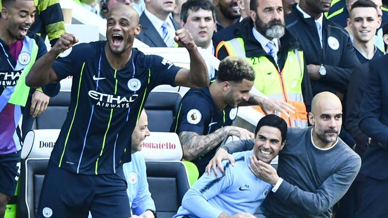 Während Pep Guardiola (r.) den damaligen Co-Trainer Mikel Arteta in den Arm nimmt, bejubelt Vincent Kompany (l.) in 2019 einen City-Sieg.