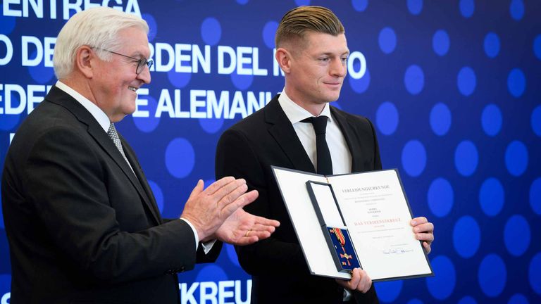 Toni Kroos bekam vom Bundespräsidenten das Bundesverdienstkreuz überreicht.