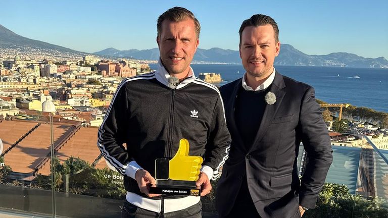 Markus Krösche (l.) wurde von Sky Sport Reporter Florian Plettenberg mit dem Manager-Award der Saison 2024/25 ausgezeichnet.