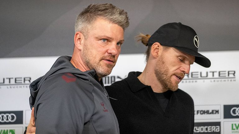 Köln-Trainer Lukas Kwasniok (l.) und Gladbach-Coach Eugen Polanski auf der Pressekonferenz nach dem Rheinderby.