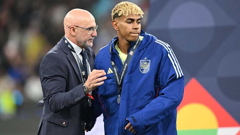 Lamine Yamal (r.) und Spaniens Trainer Luis de la Fuente nach dem verlorenen Finale in der Nations League gegen Portugal.