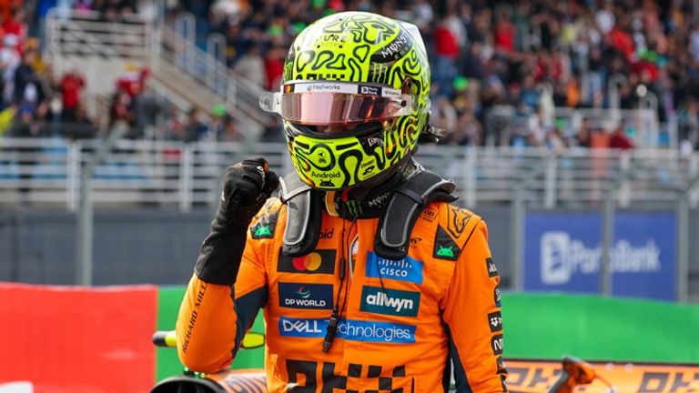 Lando Norris feiert den Sieg beim Sprint in Sao Paulo und baut damit seine WM-Führung aus.